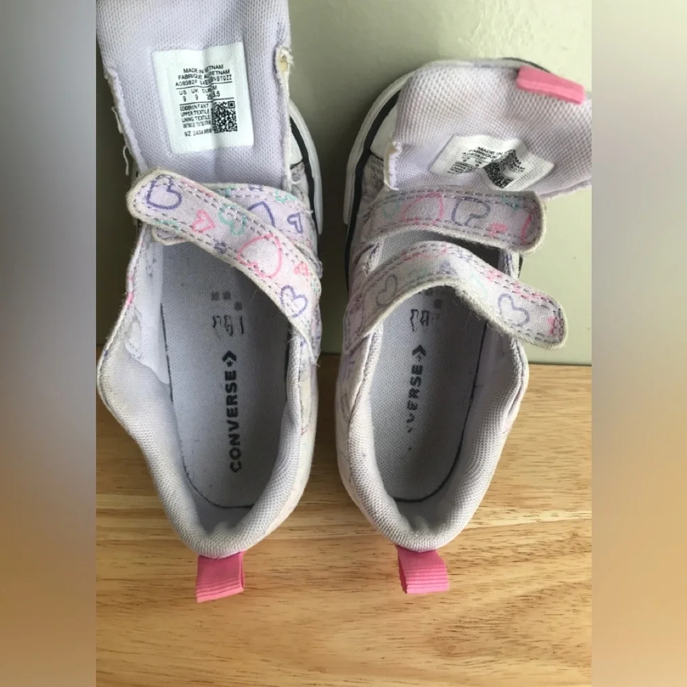 Converse giirls happy